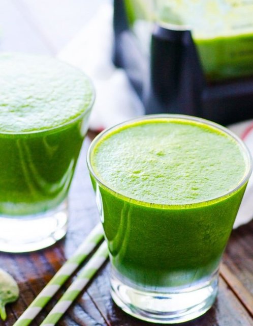 Bütün malzemeler yıkanır, katı meyve sıkacağından geçirilir ve mümkün olan en kısa sürede taze olarak tüketilmelidir.