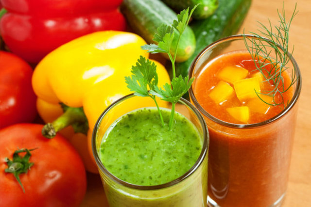 Sebze püresi ile dinamik bir hayata adım atın  4 - 5 yaprak marul, 4 - 5 dal maydanoz, 1 salatalık, 1 kivi, Yarım limonun suyu, 400 ml su