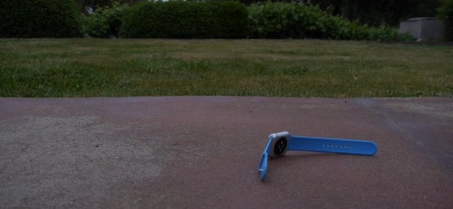 * Yere düşünce çok çabuk kırılıyor