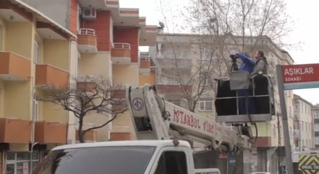 Muharrem'in bulunduğu bölgede yaşayan veya esnaflık yapan onlarca kişiye işaret dili eğitimi verildi.