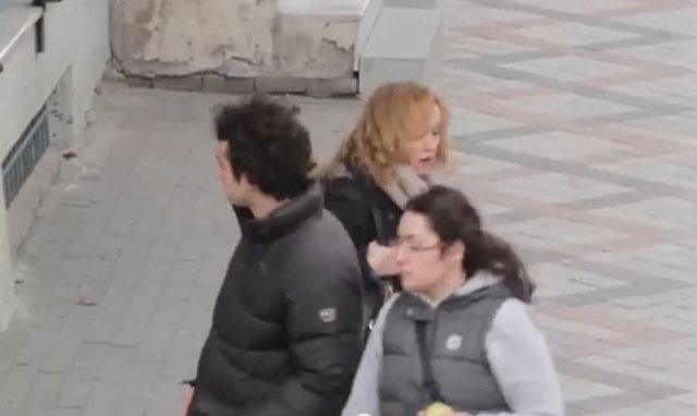 Yoldan geçen bir kadın Muharrem'e çarpıyor.