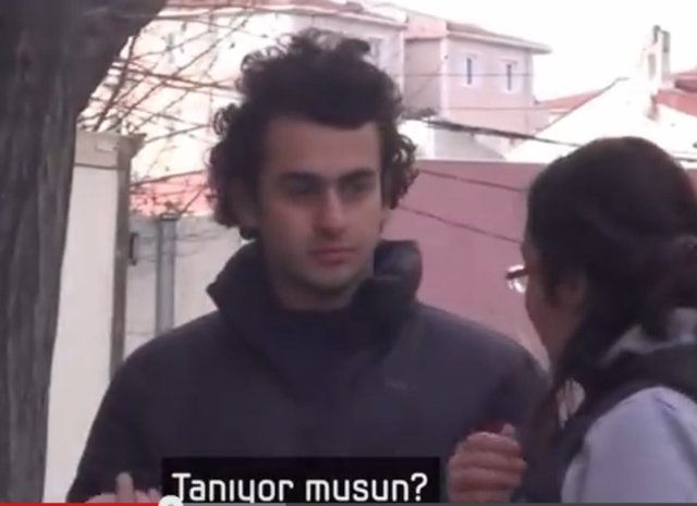 Muharrem şaşkınlıkla ablasına vatandaşı tanıyıp tanımadığını soruyor.