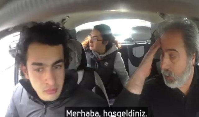 Bindikleri taksici işaret diliyle konuşuyor.