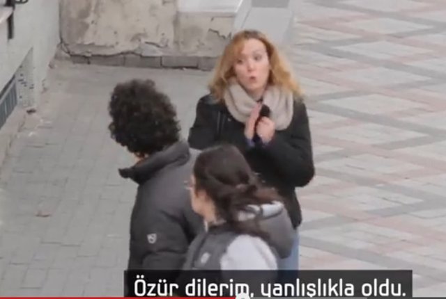 Hemen ardından işaret diliyle özür diliyor.