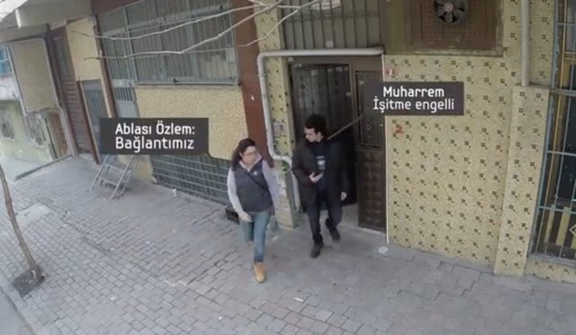 Muharrem ablasıyla birlikte alışveriş yapmak için sokağa çıkıyor.