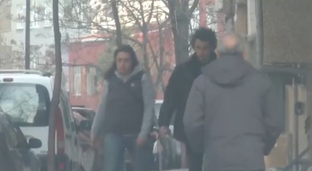 Sokakta yanından geçen hiç tanımadığı bir vatandaş Muharrem'e işaret diliyle selam veriyor.