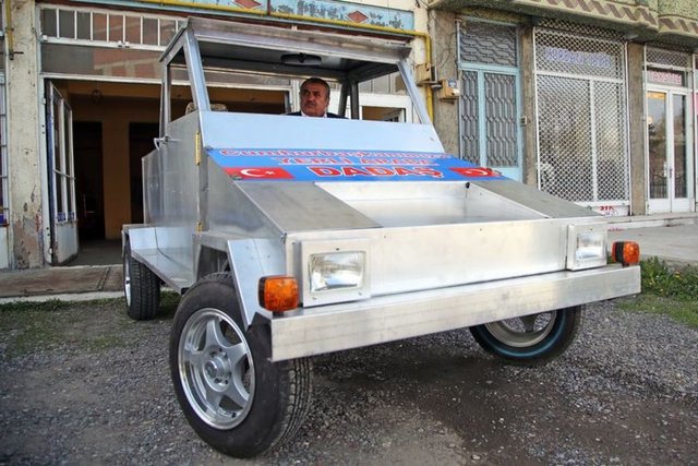 Motor ustası Sabit Çalışır (64), 50. Yıl Caddesi'ndeki evinin altındaki atölyede 3 yıl süren çalışmalar sonucunda alüminyum gövde üzerine iki kişilik otomobil üretti.