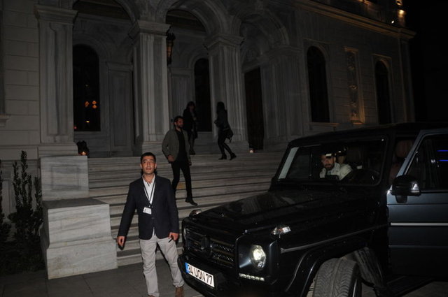 Mekâna akşam saatlerinde gelen ikilinin bir hayli keyifli olduğu dikkat çekti.Yemek sonrası gecenin ilerleyen saatlerine kadar sohbet eden ikili, mekândan birlikte çıktı.