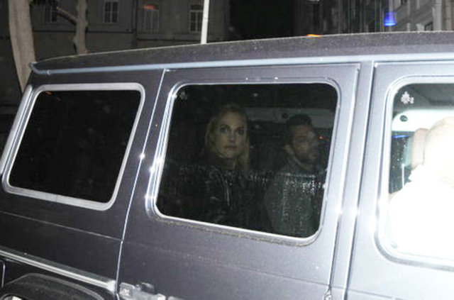 Murat Yıldırım, geçtiğimiz günlerde dizideki rol arkadaşı Meryem Uzerli ile birlikte görüntülenmesini soran muhabirlere "İkimiz aynı dizide rol alıyoruz, bizi birlikte görmeniz çok normal. Daha çok göreceksiniz"" cevabını verdi.