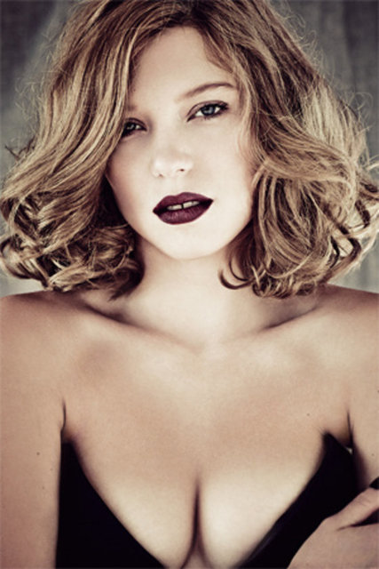 Seks sembolü olarak etiketlenmek nasıl etki yapıyor? -  - Çok tatlı (!) (Dalga geçiyor). Benim için gerçek bomba Monica Belluci'dir. İnkar edilemeyecek kadar güzel oysa ki ben çirkin de görünebiliyorum.