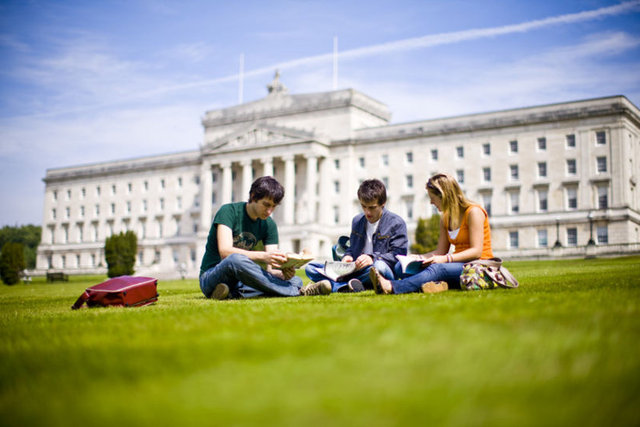HARVARD VE OXFORD'A TÜRKİYE'DEN 3 RAKİP! İngiliz yükseköğretim dergisi Times Higher Education, "Gelecekte Harvard, Oxford, Yale gibi asırlık üniversitelere rakip olacak" genç üniversiteleri sıralıyor. Listeye 2015'te Türkiye'den 3 üniversite girdi...