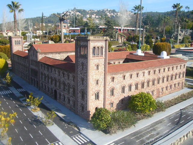 İspanya University of Barcelona  - Fiyatı: 1300 USD -