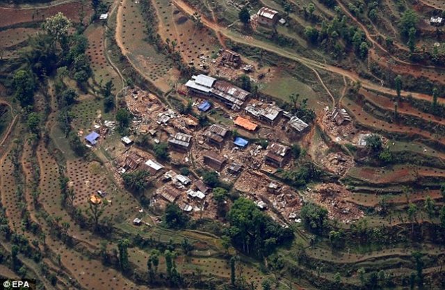 Fakat öte yanda da yaşanan yıkımın kan donduran kareleri var...