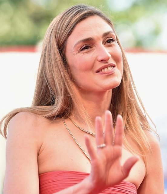 Hollande'ın bu zamana kadar gizli tutmayı tercih ettiği ilişkisini, Fransız kamuoyuna duyurması durumunda, Gayet'in ülkenin yeni First Lady'si olarak farklı roller üstlenebileceği yorumları yapılıyor.