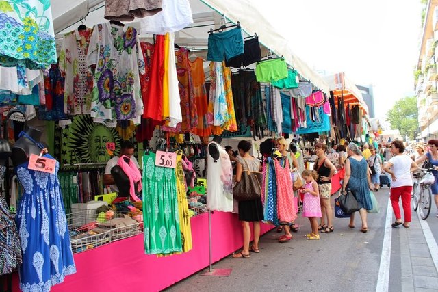 a-Tezgah kurulurken giderim, herşeyin iyisini, tazesini kapar dönerim.
