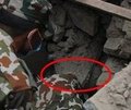 Nepal'de enkaz altından çıkarılan bebek!