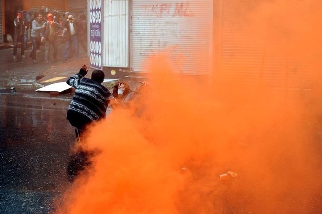 Kurtuluş Caddesi üzerinde polis, eylemcileri dağılmaları konusunda uyardıktan sonra, araya karışan 4 provokatif eylemci kendilerini yere bıraktı.