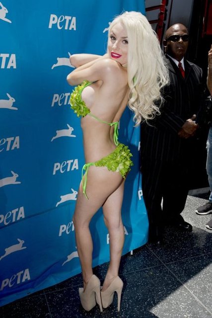 Firmanın patronu Steven Hirsh kasedi izlediğini söylerek "Harika görünüyor. Bu şimdiye kadar izlediğim en eşsiz kayıt" diye konuştu.  -