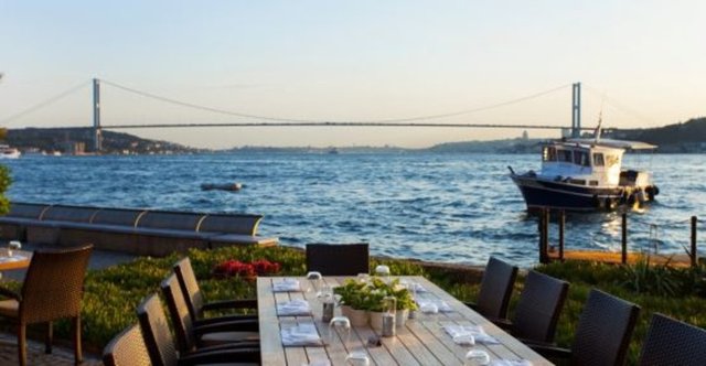 TAPASUMA Anneler Günü'nde annenizi, Sumahan on the Water Hotel'de ağırlayıp güne lezzetli bir brunch ile başlayabilirsiniz. Waterfront Café'de Şef Gökay Çakıroğlu ve ekibinin hazırladığı kahvaltı çeşitleriyle brunch, saat 11.00'de başlıyor.