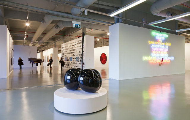 İSTANBUL MODERN İstanbul Modern, annelerin sanatla iç içe, keyifle vakit geçirebileceği iki farklı rehberli tur programı hazırladı. Ücretsiz olan ve 45 dakika süren turlar, "Ressam ve Resim" ve "Geçmiş ve Gelecek" sergilerine odaklanıyor.