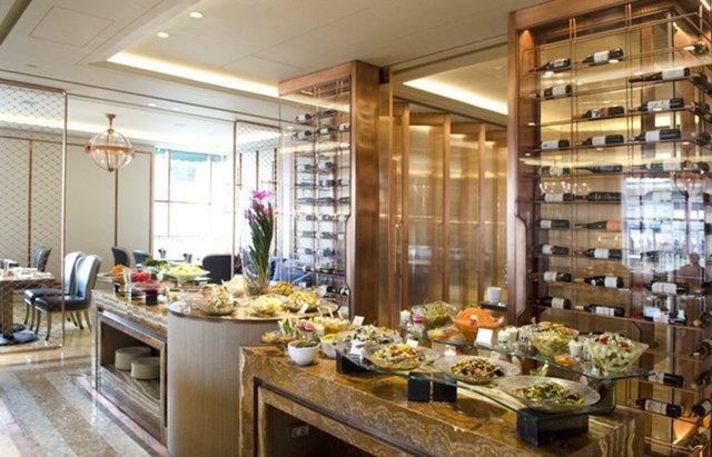 SHANGRI-LA BOSPHORUS İSTANBUL Annelerinize zengin kahvaltı seçenekleri ve sıra dışı ıstakoz menüsü ile enfes lezzetlerin sunulduğu Executive Şef Olivier Pistre'nin yönetimindeki IST TOO'ya davet ediyor.