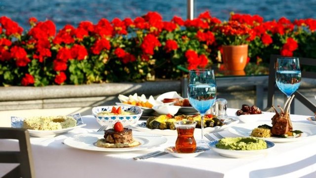 FOUR SEASONS HOTEL BOSPHORUS Aqua Restaurant'ta, Aşçı Sebastiano Spriveri tarafından hazırlanan brunch, çok lezzetli alternatif ile bu özel günü renklendiriyor. Misafirler Jazz'ın keyfine varırken çocuklar ise oyun alanında eğlencenin tadını çıkaracaklar.