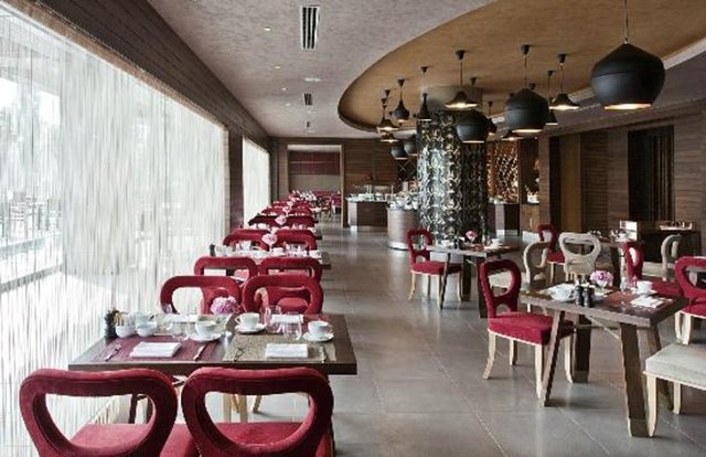 DİVAN OTEL BURSA Geleneksel ve modern lezzetlerle hazırlanan Anneler Günü kahvaltısı sunuluyor. Kahvaltı saat 12.30'a kadar devam edecek. Ayrıca, 2 kişilik rezervasyonlarda, 1 anne ücretsiz konaklama imkanından faydalanabiliyor.
