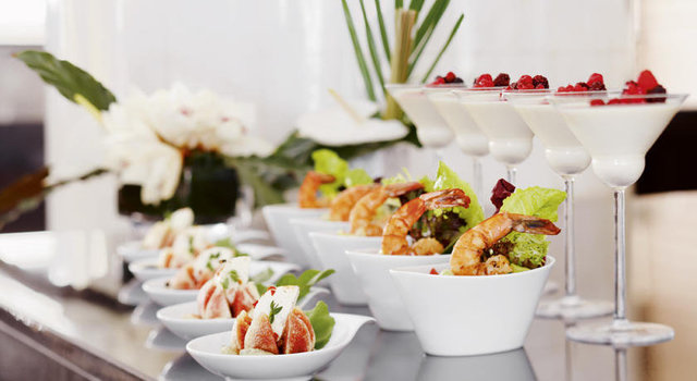 MÖVENPİCK HOTEL İZMİR  11. katında yer alan Mistral Lounge'ta 11.00-14:30 arası gerçekleşecek bruncha katılacak tüm annelere, Haziran ayında açılacak çikolata yapımı, sushi ya da italyan yemekleri kurslarından birini armağan ediyor.