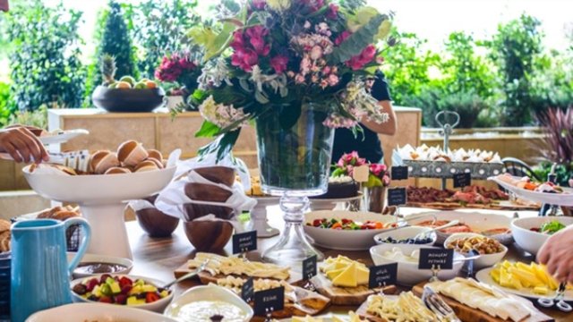 MORINI TERRACE Yeşillikler içindeki Morini Terrace'da sabah 10.00 itibariyle başlayacak olan brunch, yepyeni mevsim tatlarıyla eşsiz brunch büfesi, güzel müzik ve anneler gününe özel Morini sürprizleriyle tamamlanıyor.
