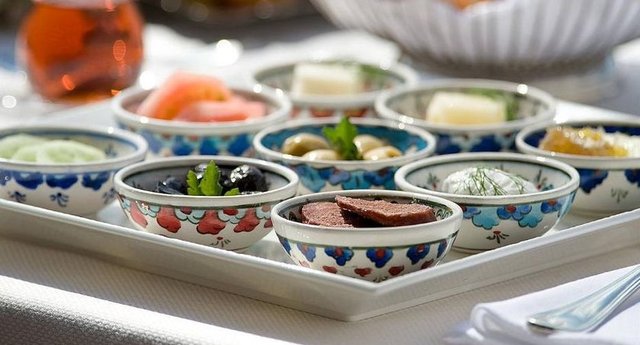 FOUR SEASONS HOTEL SULTANAHMET Baş Aşçı Savaş Aydemir, Seasons Restaurant'ta leziz seçeneklerin buluştuğu bir brunch keyfi yaşatıyor. Piyano ve gitar eşliğinde başlayan gün, çocukların anneleri için yapacakları pastayla daha keyifli hale geliyor.