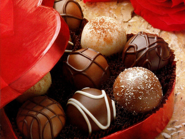 CHOCOLATE BY FOUR SEASONS ISTANBUL - Kakaonun tarihsel yolculuğundan ilhamla ortaya çıkan Chocolate By - Four Seasons Istanbul, Fransız Pasta Şefi Ghislain Gaille'in özel - reçeteleriyle yaratıldı.
