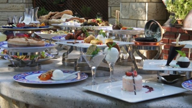 SHERATON İSTANBUL ATAKÖY  Anneler Günü'nde tüm anneleri sevdikleri ile birlikte eşsiz manzarası eşliğinde keyifli bir brunch davetinde buluşturuyor. Annelere özel yüzde 50 indirimli gerçekleştirilecek brunchta farklı lezzetler denenebilecek.
