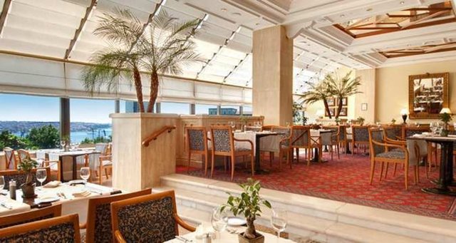 HILTON İSTANBUL BOSPHORUS Anneler Günü'ne özel keyifli brunch alternatifleri ve sürpriz indirimlerle anneniz ve sizin için unutulmaz kılıyor. Köpüklü şarap ikramıyla başlayacak brunch, hem göze hem damağa hitap eden zengin açık büfe ile devam edecek. 