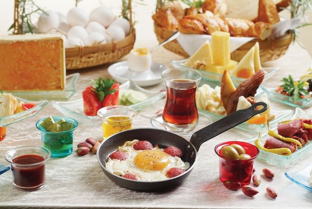MÖPENPİCK İSTANBUL  AzzuR Restaurant'ta 12.00 - 15.00 saatleri arasında sunulan brunchta, kahvaltılık çeşitlerin yanı sıra İtalyan Başaşçı Giovanni Terracciano tarafından hazırlanan seçkin lezzetleri canlı piyano müziği eşliğinde tadabilirsiniz.