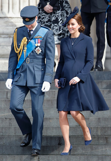 Düşes, İngiltere'de düzenlenen törene laciverte bürünmüş şekilde katılıyor.