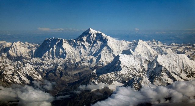 Dünyanın en yüksek noktası Everest Dağı'nın zirvesidir.