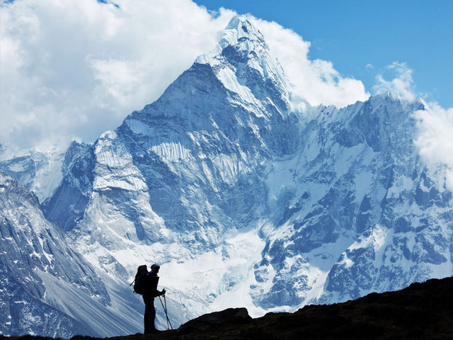 Dağın zirvesi deniz seviyesinden 8.848 metre yüksekliktedir.