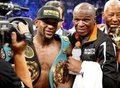 Mayweather yenilmezliğini korudu