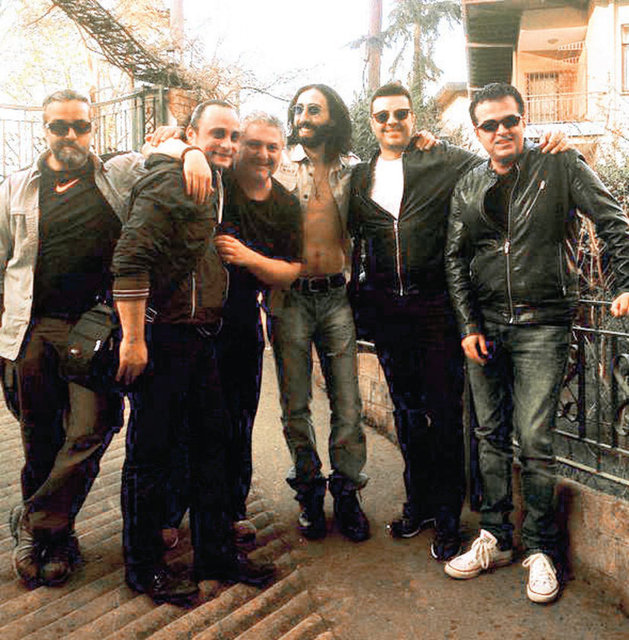 Üçlü ilk kliplerini 'İsmaill'e çekti.