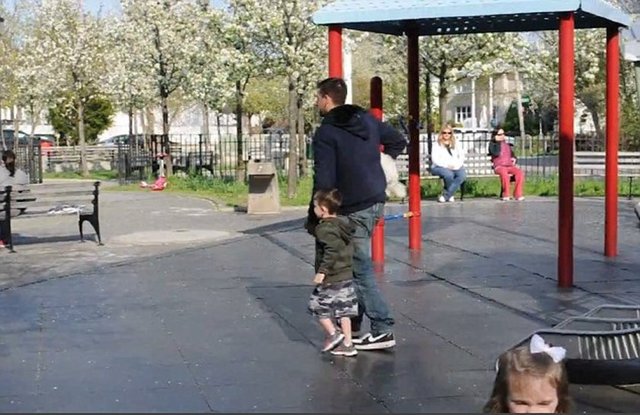 Ve ikinci çocuk da bir süre sonra şahsın yanında parktan uzaklaşıyor.