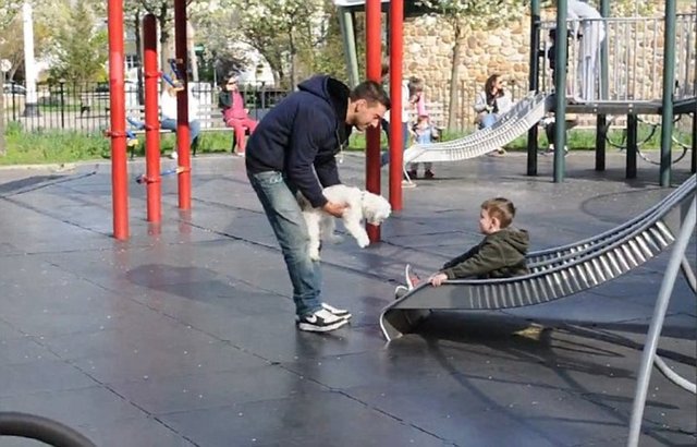 Aynı şahıs bir süre sonra yeniden parkta görülüyor. Bu defa hedefinde başka bir çocuk var. Ve yine aynı numara... Köpeğimi sevdin mi?