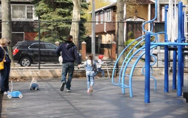 Görüntülerde şahsın çocuğun elinden tutarak parktan çıkardığı görülüyor.