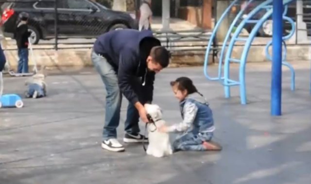 Ardından şahısla bir şey konuşuyorlar.