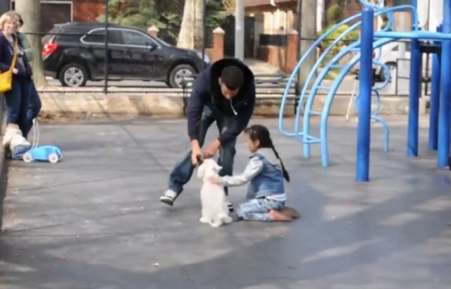 Çocukların köpek sevgisini kullanan şahıs, çocukları kendisiyle gelmeye ikna etmekte hiç zorlanmıyor.