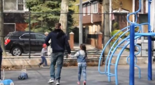 Bunlar sadece birkaç dakika sürüyor. Ve ardından çocuklar anne ve babası olmamasına rağmen şahısla birlikte parktan uzaklaşıyor.