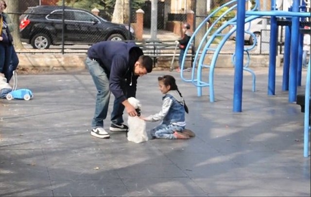 Parktaki çocukları tek tek kaçırdı! - Bu görüntüler bir parkta çekildi. Çocuk parkında oynayan çocukların yanına yaklaşan bir şahıs, önce köpeğini çocuğa sevdirdi. Ardından çocuğa bir şeyler söyledi.