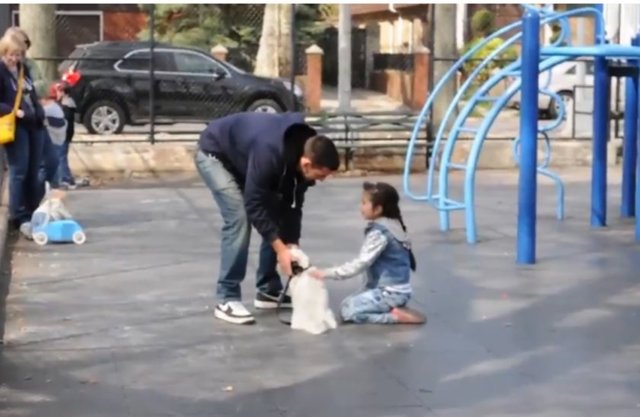 Çocuklar önce köpeği biraz seviyor.