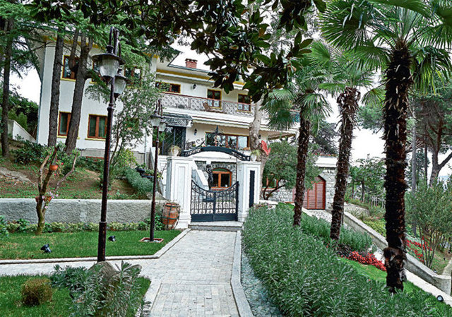 Tarihi köşk, Kuruçeşme'den Ulus'a kadar uzanan dev bir koruya sahip.