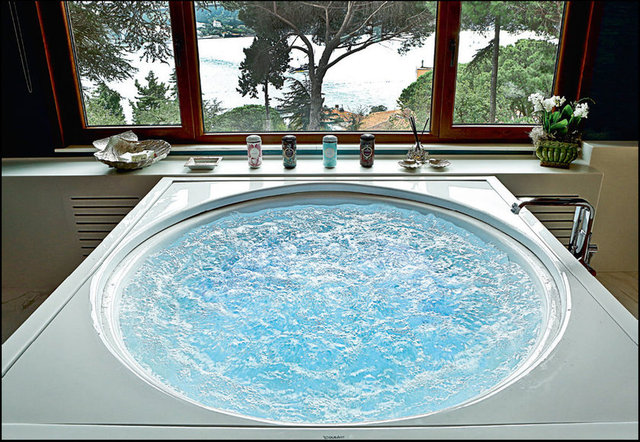 Çok güzel evlerim oldu, yalıda da yaşadım ama bu ev farklı. Enerjisi çok yüksek; önceden hafta sonları da çalışırdım, şimdi evden çıkmıyorum, işlerimi evden yürütüyorum.