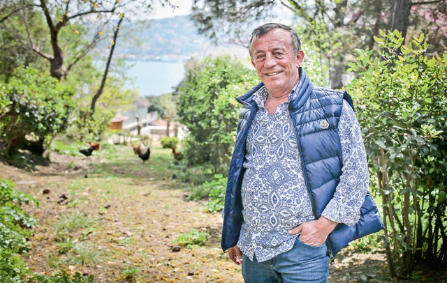 Hiçbir zaman popüler olayım, sevileyim diye bir gayret içinde olmadım. Benimle fotoğraf çektirmek isteyenlerden 50 dolar alsam, inşaattan daha çok kazanırım.